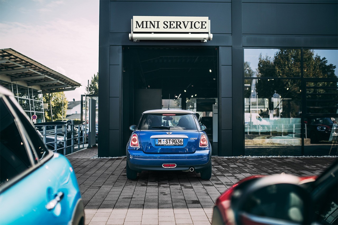 Blár MINI fyrir utan inngang að MINI þjónustumiðstöð